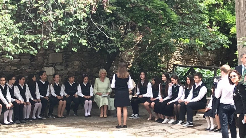 Στη Μονή Καισαριανής η Καμίλα -Διάβασε Χαρι Πόττερ σε μαθητές (εικόνες)